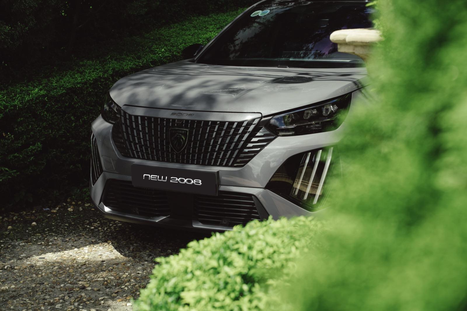 Nên mua Peugeot 2008 hay Hyundai Creta, Kia Seltos? 10 Nên mua Peugeot 2008 hay Hyundai Creta, Kia Seltos? Lưới tản nhiệt New Peugeot 2008 ngoài đời thực